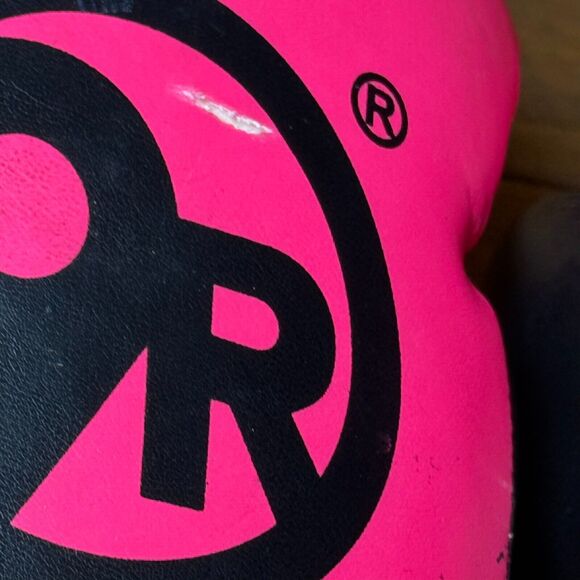 Pink 9 Round 30 Minute Kickboxing Fitness Boxing Gloves - Used Fast Shipping - Picture 3 of 5